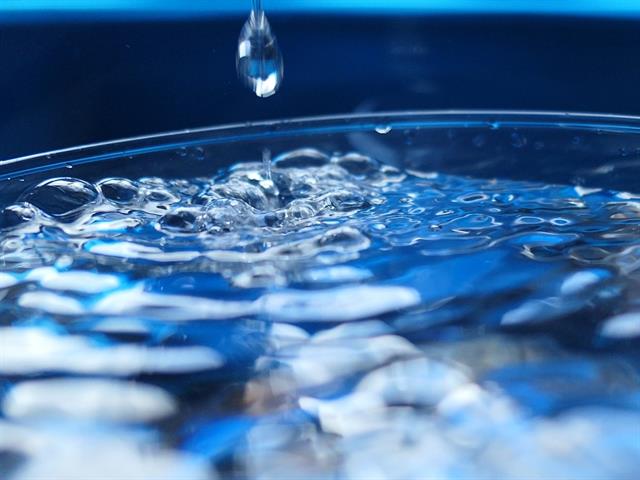 Dekobild: Wassertropfen in ein Wasserglas
